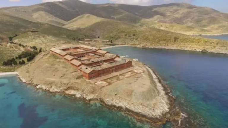 BBC: Μια φωτογραφία άλλαξε τα πάντα για το ελληνικό «νησί του Διαβόλου» με το σκοτεινό παρελθόν