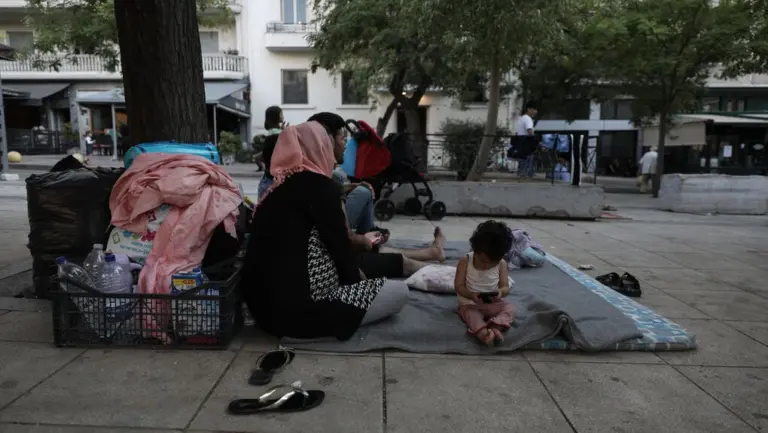 Πλατεία Αμερικής: Περισσότεροι από 100 πρόσφυγες κοιμούνται στον δρόμο