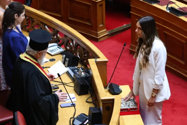 Μυρτώ Κοροβέση: Ορκίστηκε βουλεύτρια μετά την παραίτηση Καραμέρου