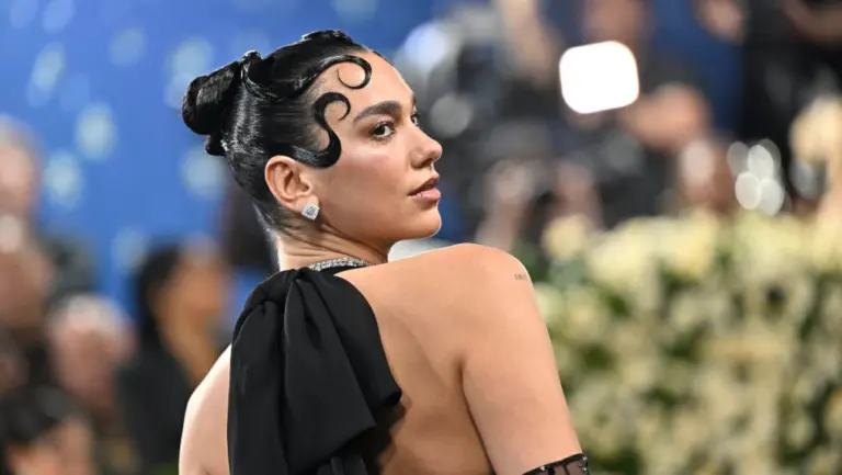 Αλβανία: Η Dua Lipa στηρίζει τους διαδηλωτές ενάντια στο τουριστικό συγκρότημα της οικογένειας Τραμπ