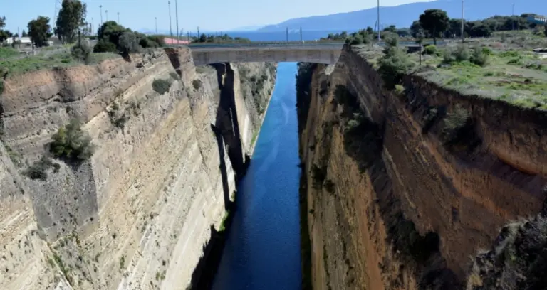 Θρίλερ στον Ισθμό της Κορίνθου: Πτώμα γυναίκας επέπλεε στη θάλασσα