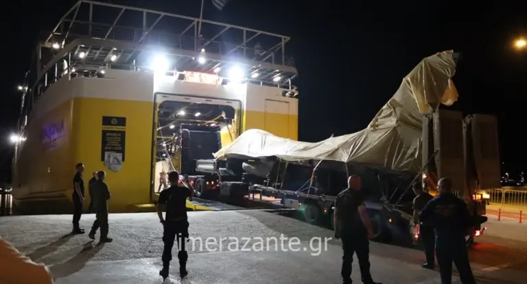 Ζάκυνθος: Το «φασκιωμένο» F-16 μπαίνει στο πλοίο της γραμμής – Είχε κάνει αναγκαστική προσγείωση [βίντεο]